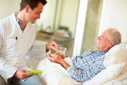 ο γιατρός δίνει ένα χάπι για προστατίτιδα